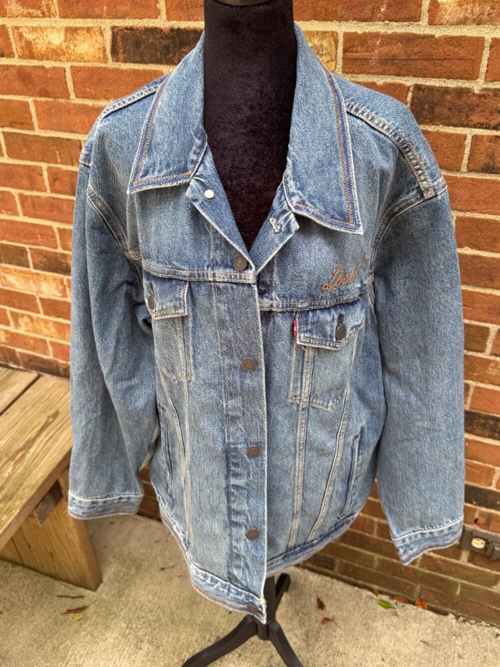 Levi's Relaxed Trucker Denim Jacket NWT Embroidered Logo Light Wash XL